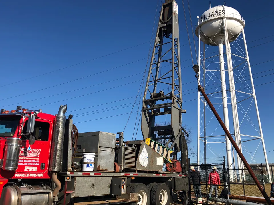 A Flynn crew pulling a pump from a well at St. James, Missouri